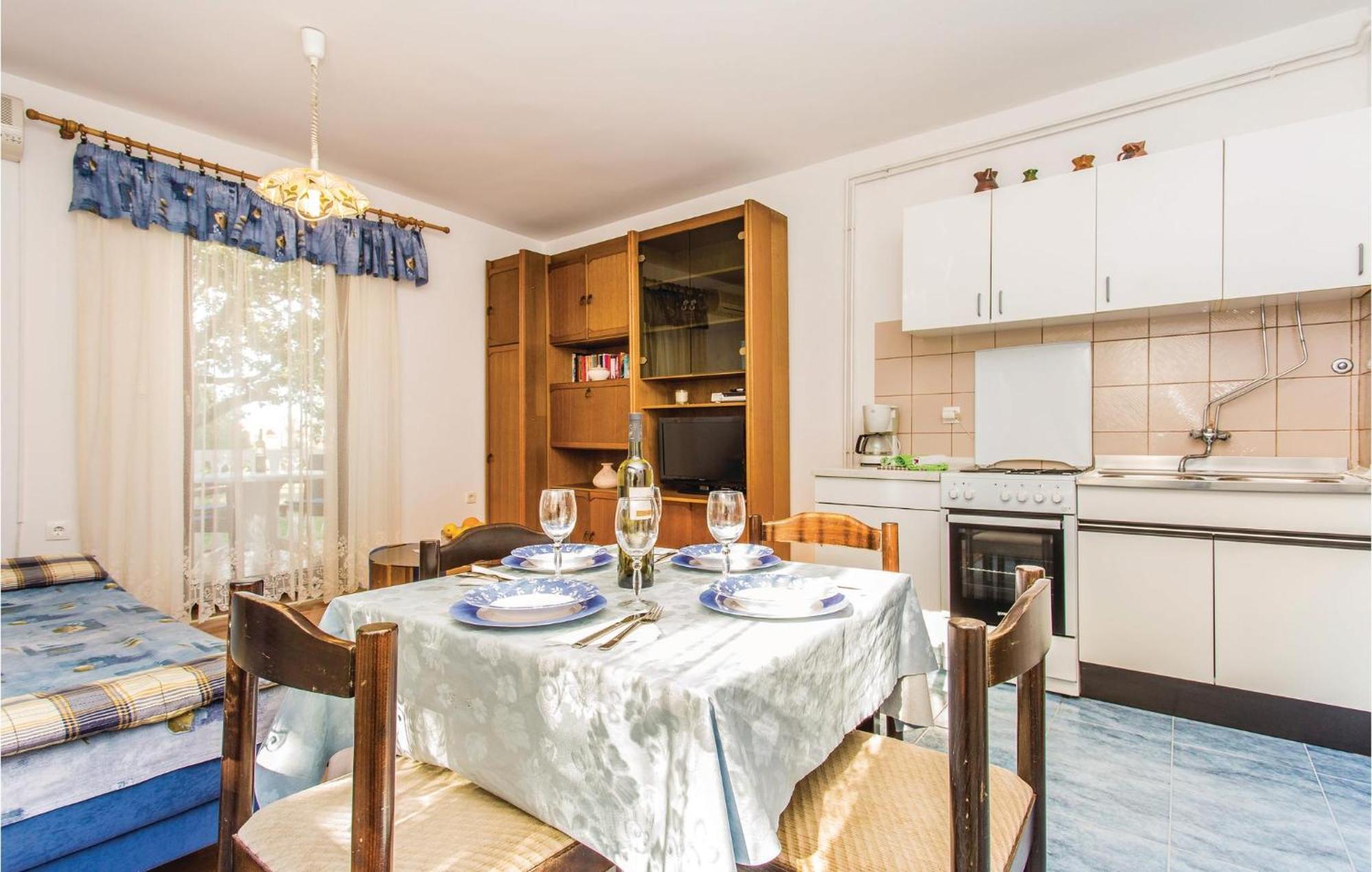 1 Bedroom Awesome Apartment In Malinska Kültér fotó
